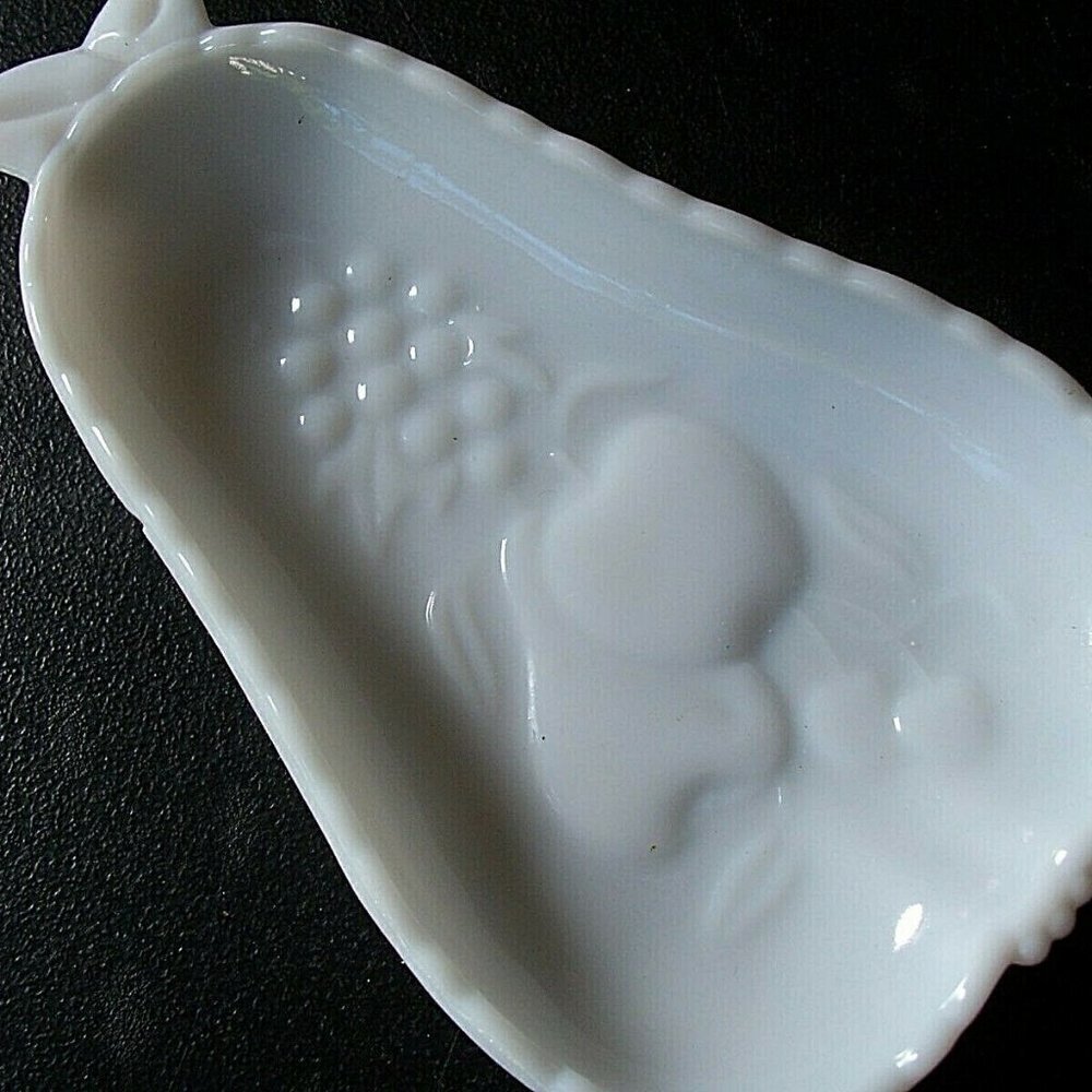 𝅺vintage White Milk Glass Pear Shaped Dish set of 4
